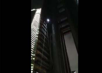 Hombres escalan la Estela de Luz, te contamos las razones