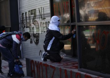 Protestan activistas y familiares de los 43 normalistas en la FGR