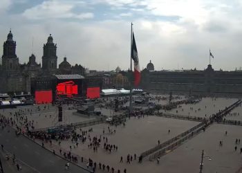 Personas rompen cerco de seguridad para entrar al concierto de Grupo Firme