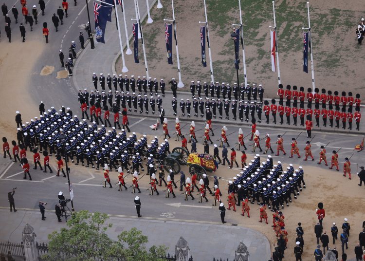 London (United Kingdom), 19/09/2022.- A handout picture provided by the British Ministry of Defence (MoD) shows the coffin of late Queen Elizabeth II being followed by members of the royal family (bottom R) as it is pulled by Royal Navy sailors during the State Funeral Procession of Queen Elizabeth II in London, Britain, 19 September 2022. Britain's Queen Elizabeth II died at her Scottish estate, Balmoral Castle, on 08 September 2022. The 96-year-old Queen was the longest-reigning monarch in British history. (Reino Unido, Londres) EFE/EPA/Wo1 Rupert Frere/BRITISH MINISTRY OF DEFENCE/HANDOUT MANDATORY CREDIT: MOD/CROWN COPYRIGHT HANDOUT EDITORIAL USE ONLY/NO SALES