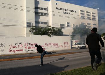 Normalistas vandalizan Palacio de Justicia de Iguala a ocho años del caso Ayotzinapa