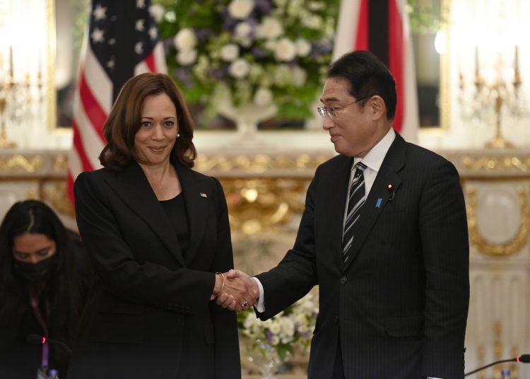 Tokyo (Japan), 26/09/2022.- US Vice President Kamala Harris (L) and Japanese Prime Minister Fumio Kishida (R) shake hands prior to the Japan-USA bilateral meeting at Akasaka Palace State Guest House in Tokyo, Japan, 26 September 2022. US Vice President Harris is visiting Japan for the state funeral of former Japanese prime minister Shinzo Abe that will be held on 27 September in Tokyo. (Japón, Estados Unidos, Tokio) EFE/EPA/DAVID MAREUIL / POOL