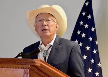 Destaca Ken Salazar la inversión que harán empresas estadounidenses por más de 450 mil millones de dólares