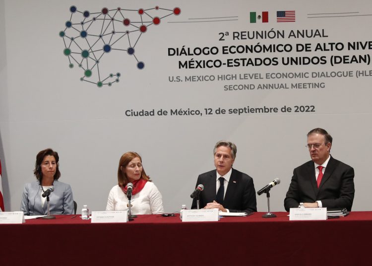 MEX3803. CIUDAD DE MÉXICO (MÉXICO), 12/09/2022.- De izquierda a derecha, la secretaria de Comercio de EE.UU., Gina Raimondo; la secretaria mexicana de Economía, Tatiana Clouthier; el secretario de Estado de Estados Unidos, Antony Blinken, y el canciller mexicano, Marcelo Ebrard, participan de una conferencia de prensa al termino de la Segunda Reunión Anual diálogo Económico de alto nivel México-Estados Unidos (DEAN) en la Secretaría de Economía, en Ciudad de México (México). Las autoridades mexicanas y estadounidenses negaron este lunes hablar de "preocupaciones" sobre la política energética nacionalista del Gobierno de México en la visita de los secretarios de Estado, Antony Blinken, y de Comercio, Gina Raimondo, en el país. EFE/ José Méndez