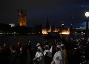 Inglaterra realiza minuto de silencio en honor a la Reina Isabel II