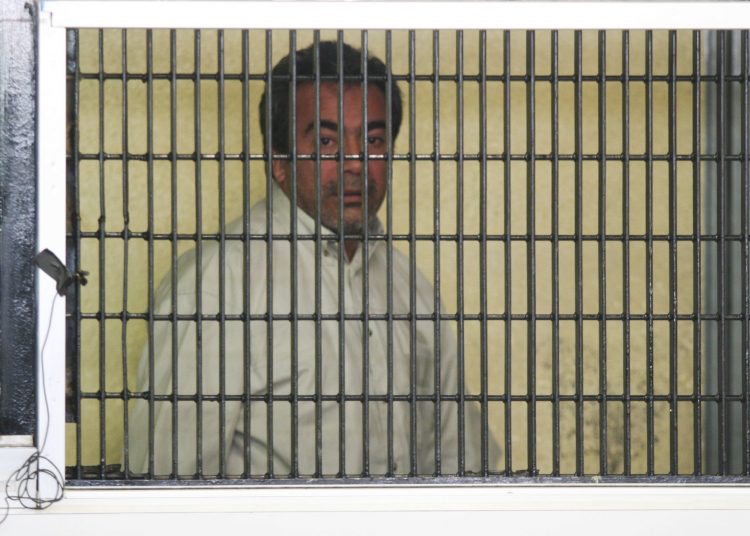 MÉXICO, D.F., 26JUNIO2008.- El dueño y administrador del News Divine, Alfredo Maya Ortiz, así como el cantinero de la discoteca, Juan Andrés Santos Urdiales, presos en el Reclusorio Oriente, comparecieron el dia de hoy  para desahogar pruebas luego de que fueran consignados por presunta corrupción de menores al darles acceso a bebidas embriagantes, al lugar asistieron jóvenes clientes del lugar para rendir sus declaraciones.
FOTO: RICARDO CASTELAN /CUARTOSCURO.COM