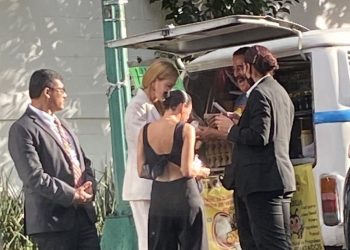 Captan a Nicole Kidman comprando en vía pública en la CDMX