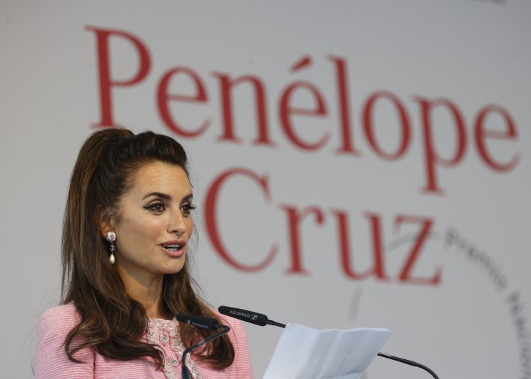 SAN SEBASTIÁN, 17/09/2022.- La actriz Penélope Cruz (c) tras recibir de manos del ministro de Cultura, Miquel Iceta, el Premio Nacional de Cinematografía, un galardón que reconoce uno de los currículos cinematográficos más espectaculares de España, y que pasa por haber conseguido cuatro nominaciones al Óscar, una de ellas, convertida en premio de la Academia americana por "Vicky, Cristina Barcelona", además de un César de Honor francés y tres Goyas de 13 nominaciones, este sábado en el marco del festival de cine de San Sebastián. EFE/ Javier Etxezarreta
