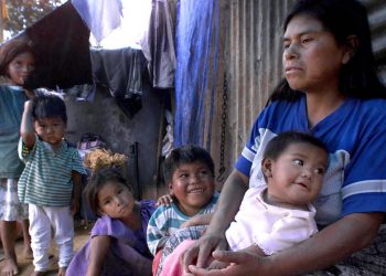 En México la gente que nace pobre que queda pobre: Becerra