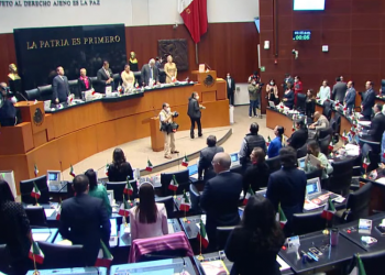 Senado guarda un minuto de silencio por el fallecimiento de la Reina Isabel II