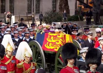 El cortejo de la Reina Isabel II recorre el centro de Londres tras el funeral de Estado
