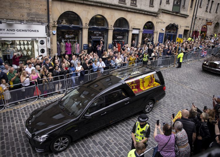Edinburgh (United Kingdom), 11/09/2022.- The hearse carrying the body of Britain's late Queen Elizabeth II from Balmoral arrives in Edinburgh, Scotland, Britain, 11 September 2022. The arrival of the hearse carrying Queen Elizabeth II marks the first stage of the journey towards London. Britain's Queen Elizabeth II died at her Scottish estate on 08 September 2022. (Reino Unido, Edimburgo, Londres) EFE/EPA/TOLGA AKMEN