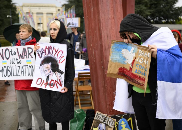 Geneva (Switzerland Schweiz Suisse), 25/09/2022.- Russian protestors carry placards during a demonstration against the Russian invasion of Ukraine in front of the Palais des Nations, European headquarters of the United Nations, in Geneva, Switzerland, 25 September 2022. (Protestas, Rusia, Suiza, Ucrania, Ginebra) EFE/EPA/LAURENT GILLIERON