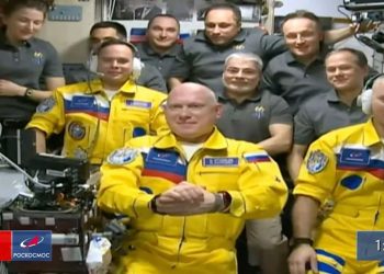 Cosmonautas rusos comienzan caminata espacial