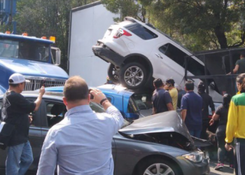 Tráiler impacta a varios vehículos en Santa Fe