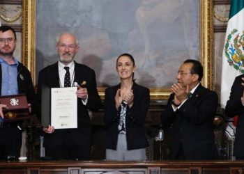 Sheinbaum entrega las Llaves de la Ciudad a familia de Julian Assange