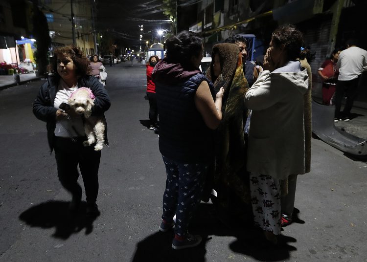 CIUDAD DE MÉXICO (MÉXICO), 22/09/2022.- Personas permanecen en las calles después de registrarse un terremoto la madrugada de este jueves en la Ciudad de México (México). Un temblor de magnitud 6,9 activó este jueves la alerta sísmica en el centro de México como posible réplica tras el terremoto de magnitud 7,7 que sacudió al país el 19 de septiembre. El terremoto ocurrió a las 1.16 (6.16 GMT) con epicentro 81 kilómetros al sur de Coalcomán, Michoacán, donde también se suscitó el del lunes pasado, según el Servicio Sismológico Nacional (SSN), que primero había registrado una magnitud de 6,5 y después ajustó a 6,9. EFE/ Sáshenka Gutiérrez