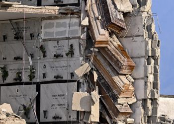 Derrumbe en un cementerio deja numerosos ataúdes al aire, acá las imágenes