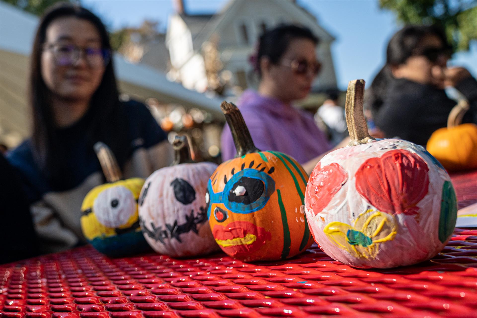 Todos los detalles del bolso viral con calabazas que da la vuelta al mundo