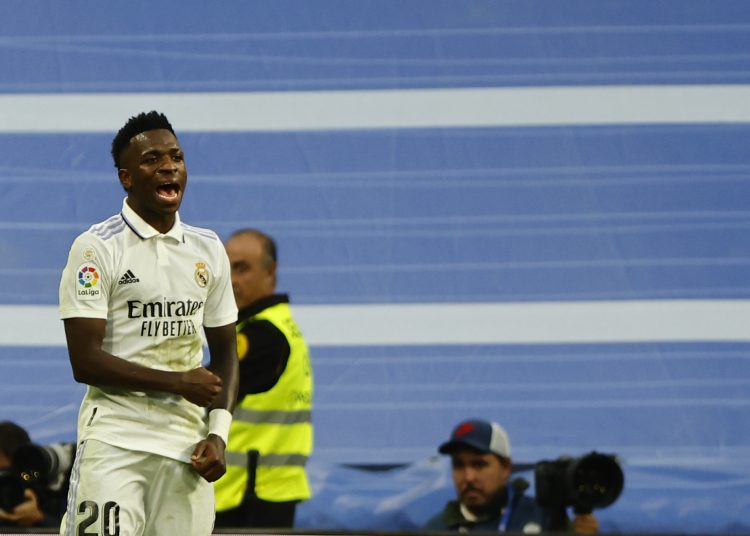 MADRID, 30/10/2022.- El delantero brasileño del Real Madrid Vinicius jr. (i) celebra el gol marcado al Girona durante el partido de LaLiga de fútbol de Primera División disputado este domingo en el estadio Santigo Bernabéu, en Madrid. EFE/Sergio Pérez