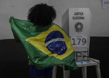Este candidato lidera con un 53.9 %, según primer escrutinio en Brasil