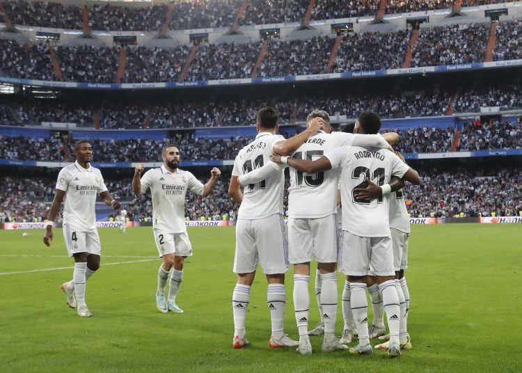 MADRID, 30/10/2022.- Los jugadores del Real Madrid celebran el gol del delantero brasileño Vinicius jr. durante el partido de LaLiga de fútbol de Primera División disputado este domingo en el estadio Santigo Bernabéu, en Madrid. EFE/Juan Carlos Hidalgo