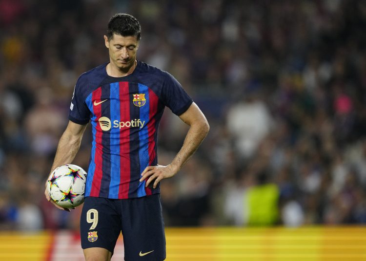 BARCELONA, 26/10/2022.- El delantero del FC Barcelona Robert Lewandowski, durante el partido de la fase de grupos de la Liga de Campeones ante el Bayern Múnich que disputan hoy miércoles en el Camp Nou, en Barcelona. EFE/Enric Fontcuberta