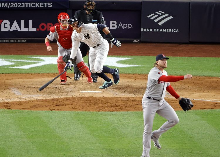 Bronx (United States), 23/09/2022.- New York Yankees center fielder Aaron Judge (C) connects on a single to left field against Boston Red Sox relief pitcher Kaleb Ort (R) in the seventh inning of the Major League Baseball (MLB) game between the Boston Red Sox and the New York Yankees at Yankees Stadium in the Bronx borough of New York, New York, USA, 23 September 2022. (Estados Unidos, Nueva York) EFE/EPA/JASON SZENES