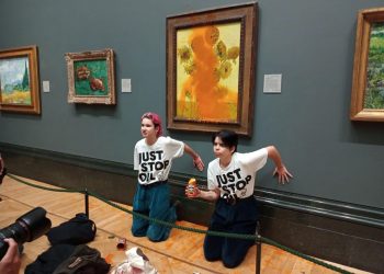 ¡Sopas! Activistas lanzan sustancia contra los Girasoles de Van Gogh