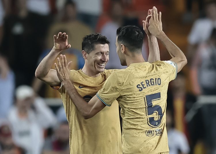 VALENCIA, 29/10/2022.- El delantero polaco del FC Barcelona Robert Lewandowski (i) celebra su gol durante el partido de la jornada 12 de LaLiga que Valencia CF y FC Barcelona juegan hoy sábado en Mestalla. EFE/Biel Alino