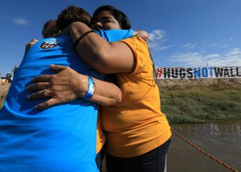 “Abrazos, no muros” Migrantes mexicanos cruzan frontera para abrazar a sus seres queridos