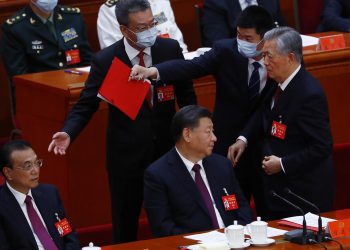 Sacan a la fuerza a ex líder chino del Congreso del Partido Comunista, aquí las imágenes