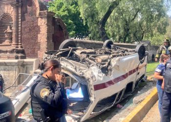 Volcadura de combi deja un muerto y varios heridos en CDMX