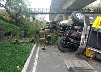 Se registra volcadura de tractocamión en Periférico Sur