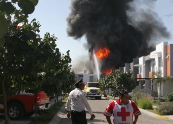 Fuerte incendio se registra en fábrica de químicos en Tlaquepaque, Jalisco