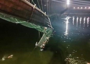 Suman más de 60 muertos tras colapso de un puente en la India
