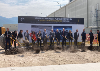 Ponen primera piedra de instalaciones para fabricar baterías para vehículos eléctricos