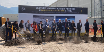 Ponen primera piedra de instalaciones para fabricar baterías para vehículos eléctricos