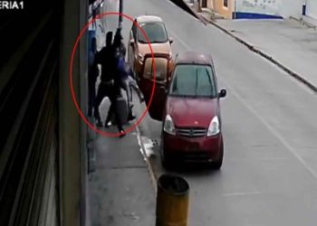 VIDEOS | Captan en video presunto secuestro de un niño en el Edomex