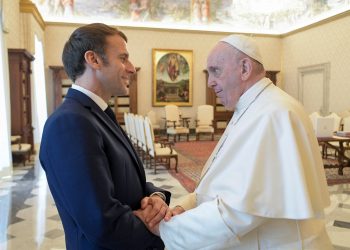 ¿Qué le pidió Macron al papa Francisco?