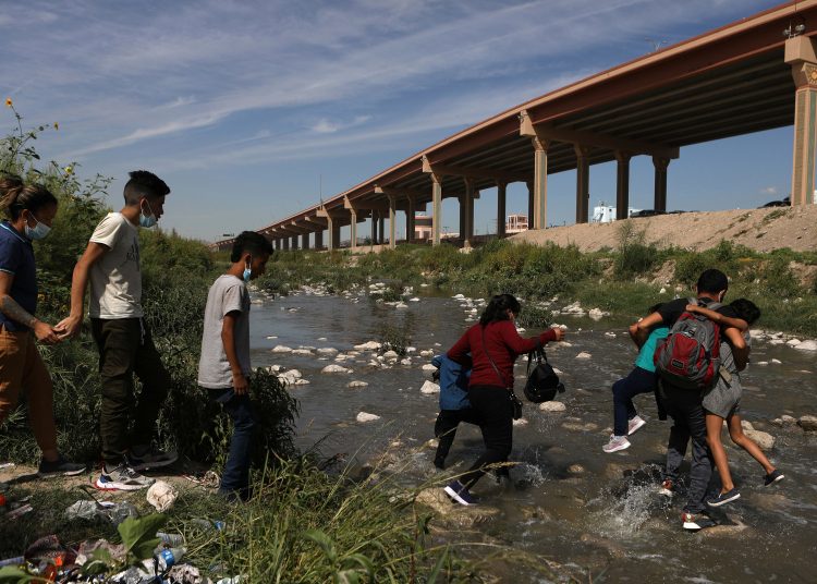 MEX6848. CIUDAD JUÁREZ (MÉXICO), 16/10/2022.- Personas migrantes de origen venezolano cruzan el Río Bravo, para entregarse a la patrulla fronteriza, el 15 de octubre de 2022, en Ciudad Juárez, Chihuahua (México). La nueva política de Estados Unidos para expulsar de inmediato a venezolanos que lleguen por tierra, con el consentimiento del Gobierno mexicano, inquieta a migrantes y activistas en la frontera norte de México, donde los albergues ya están saturados. EFE/ Luis Torres