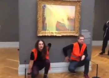 Activistas lanzan puré de papa a cuadro de Monet