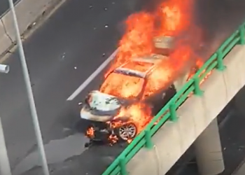 Automóvil se incendia en el segundo piso del periférico por choque