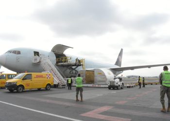 México recibe embarque con más de medio millón de vacunas contra COVID-19