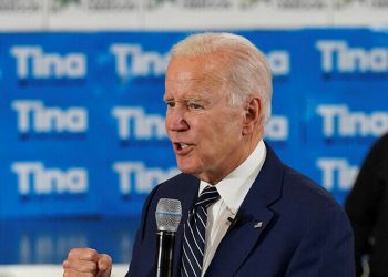 Biden cuestiona la amenaza de los republicanos de restringir ayuda a Ucrania