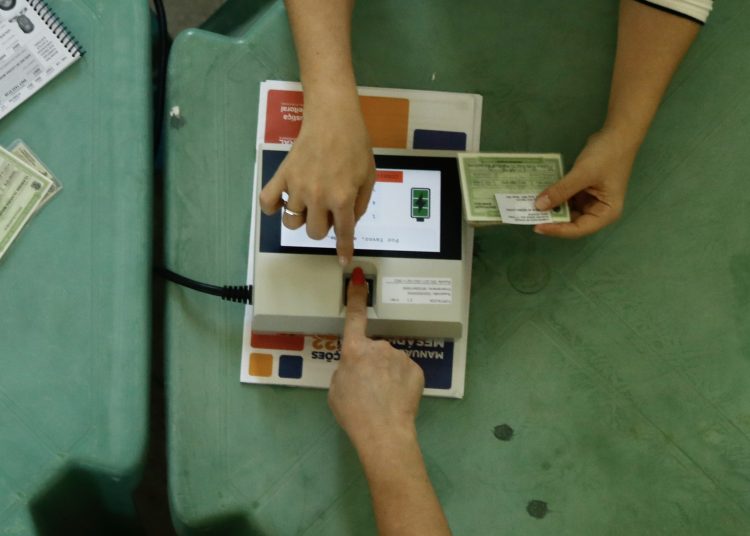 AME1612. FORTALEZA (BRASIL), 02/10/2022.- Ciudadanos acuden a un centro de votación hoy, en la ciudad de Fortaleza, Ceará, nordeste de Brasil. Los comicios presidenciales, legislativos y regionales en Brasil transcurren este domingo con normalidad en sus primeras horas, con pocos casos registrados de problemas en las urnas electrónicas y de delitos electorales, comunicaron las autoridades. Las elecciones de 2022, las más polarizadas desde que Brasil recuperó la democracia en 1985, se han caracterizado por un clima de crispación entre el exmandatario Luiz Inácio Lula da Silva, el gran favorito en las encuestas de intención de voto, y el actual presidente, Jair Bolsonaro, quien busca la reelección. EFE/ Jarbas Oliveira