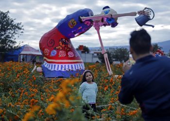 Lánzate, instalan calaveras gigantes por día de Muertos