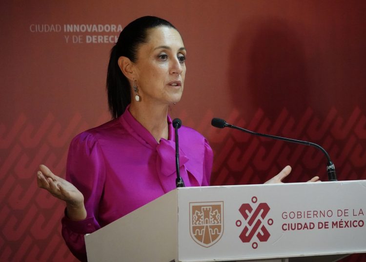 CIUDAD DE MÉXICO, 08JUNIO2022.- Claudia Sheinbaum, jefa de gobierno de la Ciudad de México, en compañía de Giovani Gutiérrez, alcalde de Coyoacán, hicieron la entrega de los nuevos departamentos en la colonia Paseos de Tasqueña, reconstruidos tras las afectaciones por el sismo de 2017. 
FOTO: GALO CAÑAS/CUARTOSCURO.COM