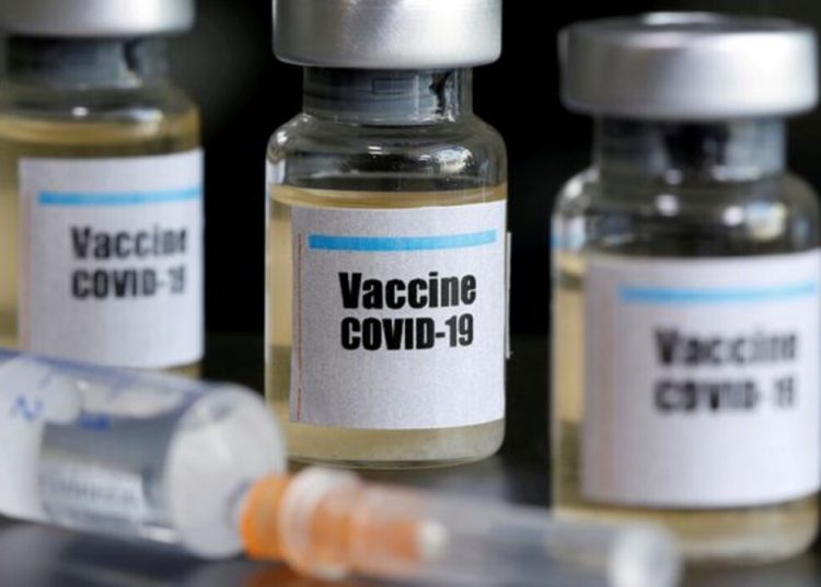 FOTO DE ARCHIVO: Pequeños frascos etiquetados con la etiqueta "Vacuna COVID-19" y una jeringuilla se ven en esta ilustración tomada el 10 de abril de 2020. REUTERS/Dado Ruvic/Ilustración