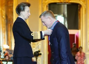 Daniel Craig recibe misma condecoración que James Bond